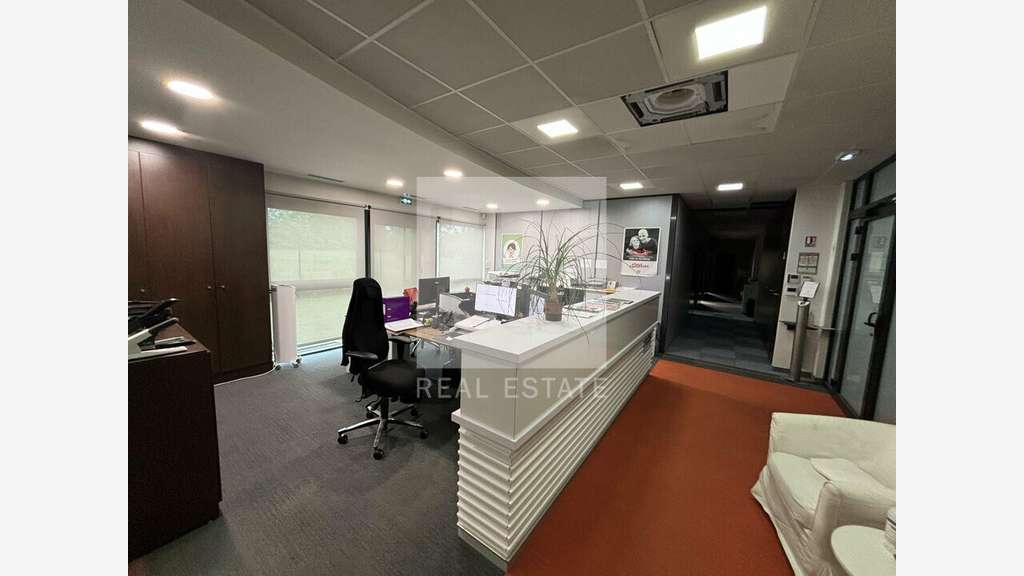 Bureaux lumineux 289m² à louer à Saint Priest