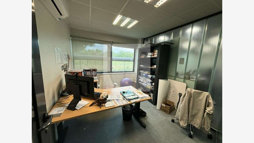 Bureaux lumineux 289m² à louer à Saint Priest