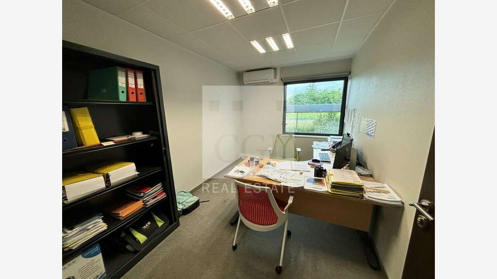 Bureaux lumineux 289m² à louer à Saint Priest