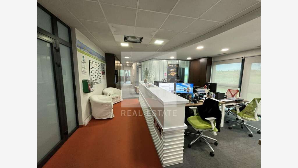 Bureaux lumineux 289m² à louer à Saint Priest