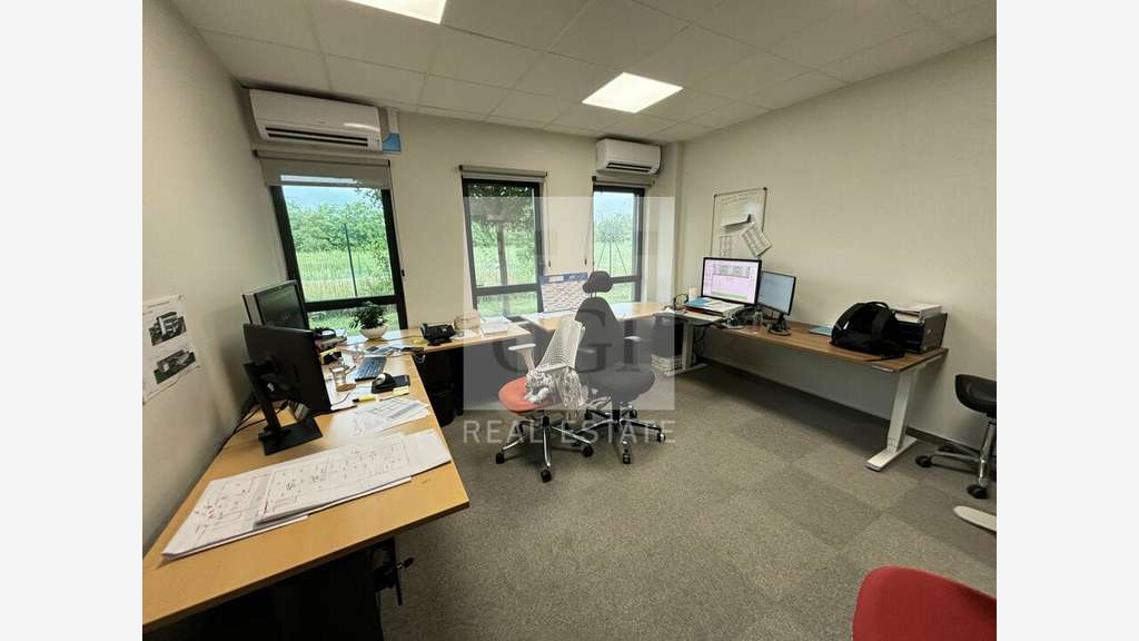 Bureaux lumineux 289m² à louer à Saint Priest