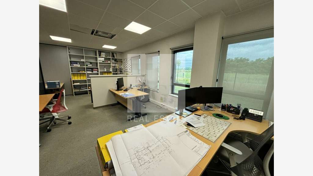 Bureaux lumineux 289m² à louer à Saint Priest