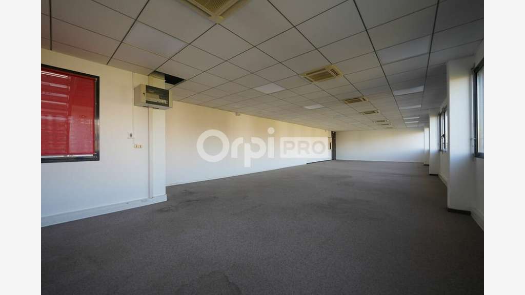 Bureaux à louer 306m² divisible à Saint Priest
