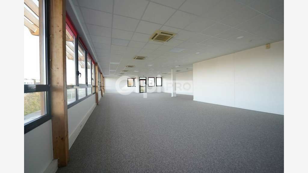 Bureaux à louer 306m² divisible à Saint Priest