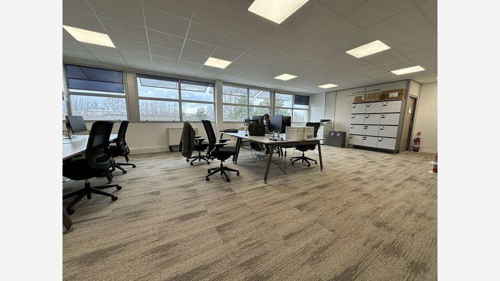Bureaux 168m² à louer à Saint Priest