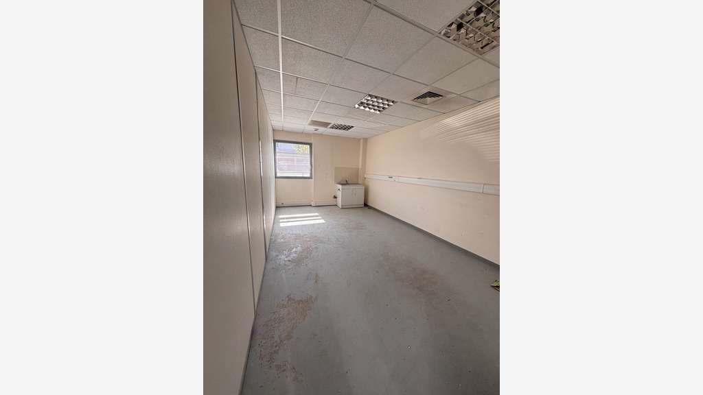 Locaux 493m² à louer à St-Priest Veellage Parilly