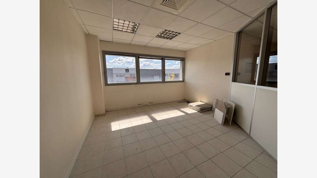 Locaux 493m² à louer à St-Priest Veellage Parilly