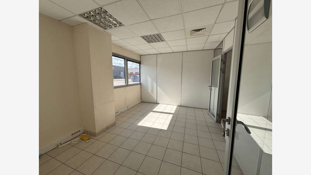 Locaux 493m² à louer à St-Priest Veellage Parilly