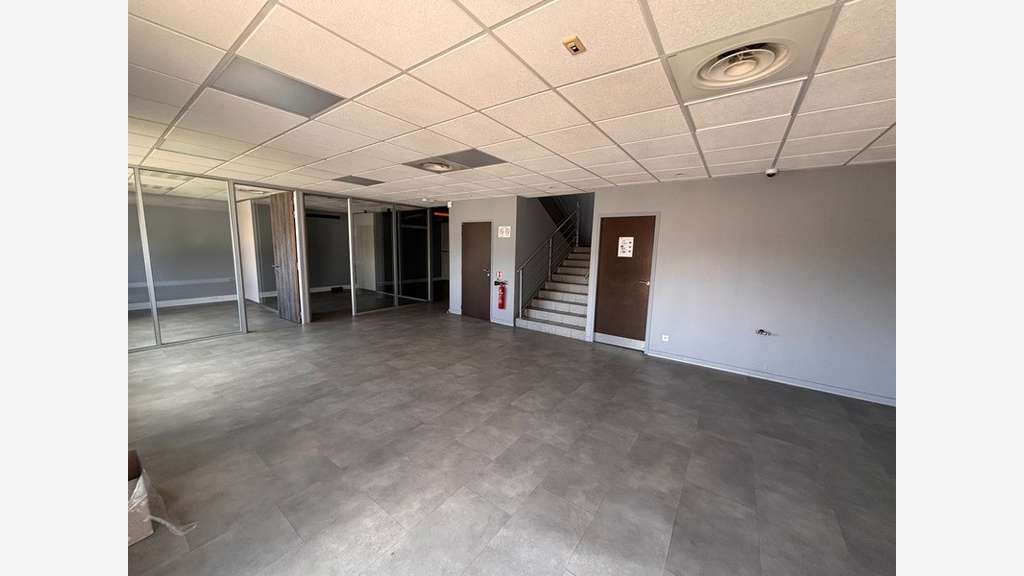 Locaux 972m² à louer à St-Priest Veellage Parilly
