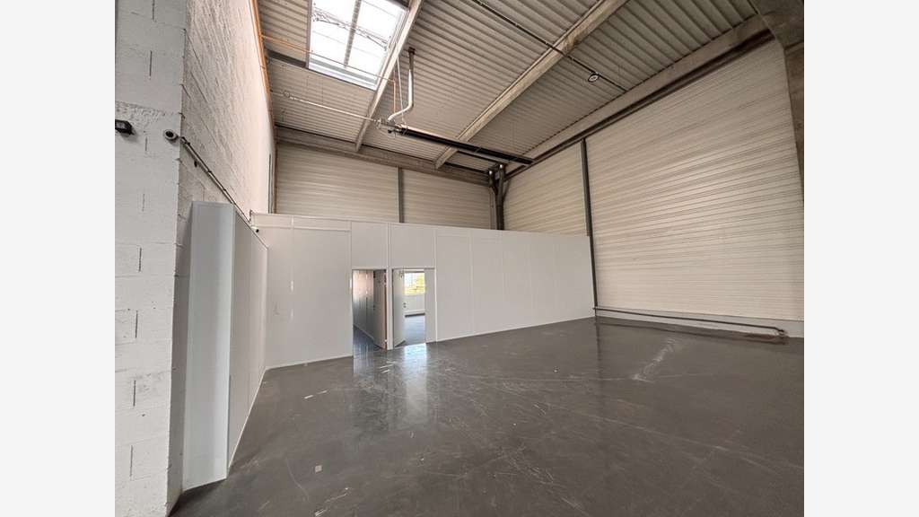 Locaux 972m² à louer à St-Priest Veellage Parilly