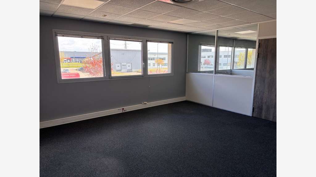 Locaux 972m² à louer à St-Priest Veellage Parilly