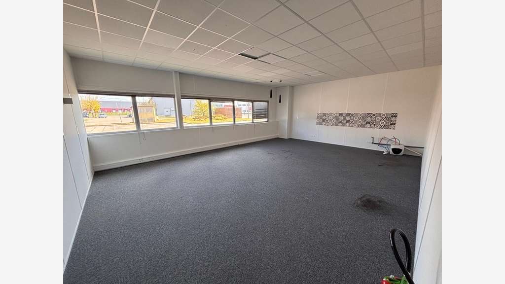 Locaux 972m² à louer à St-Priest Veellage Parilly