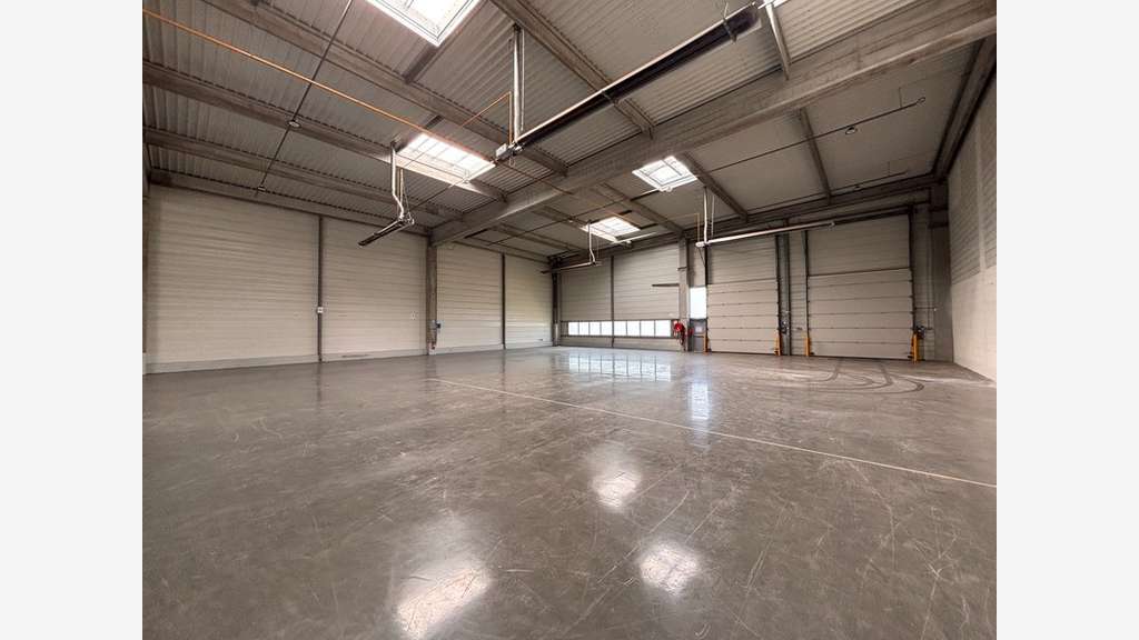 Locaux 972m² à louer à St-Priest Veellage Parilly