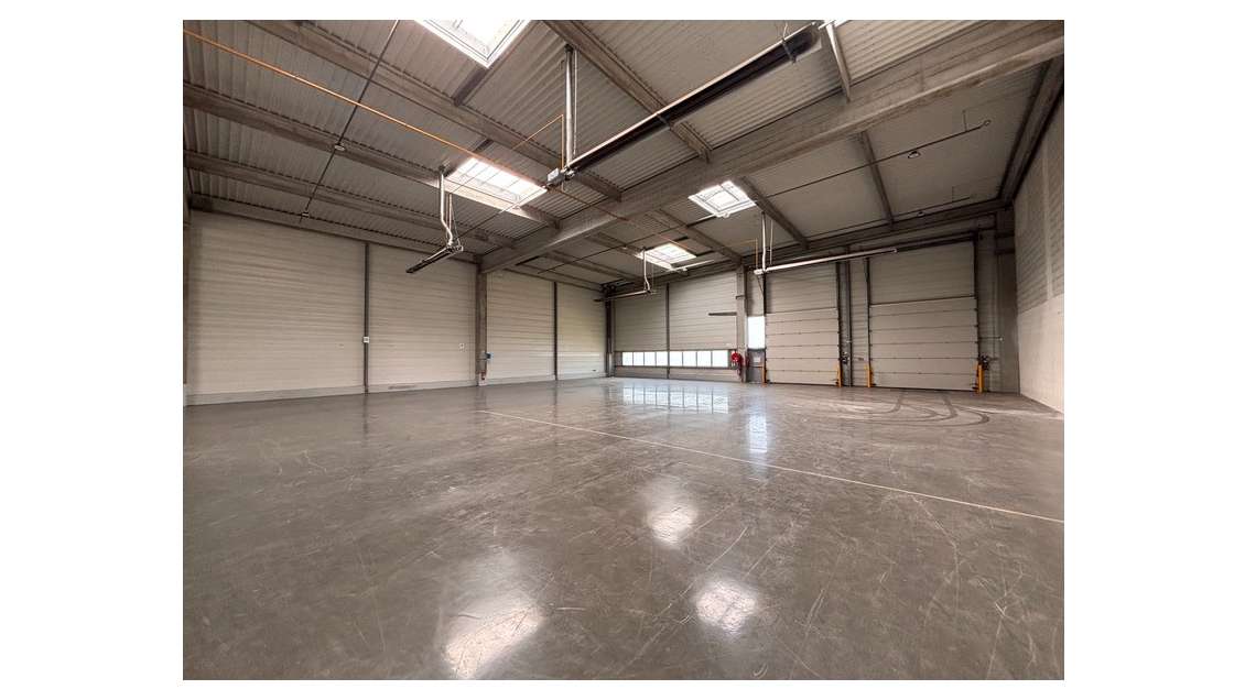 Locaux 972m² à louer à St-Priest Veellage Parilly