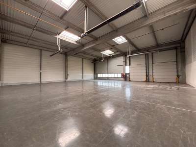 Locaux 972m² à louer à St-Priest Veellage Parilly