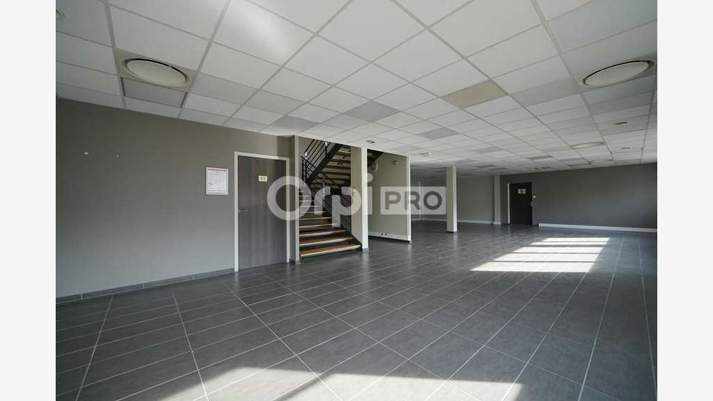 Bureaux à louer de 1 229m² à Saint Priest