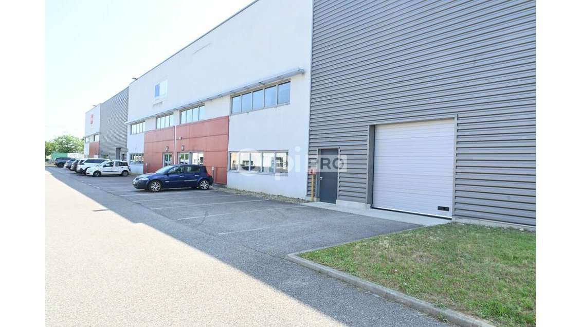 Bureaux à louer de 1 229m² à Saint Priest