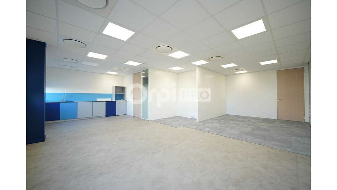 BUREAUX A LOUER - 1 229 m² - SAINT PRIEST