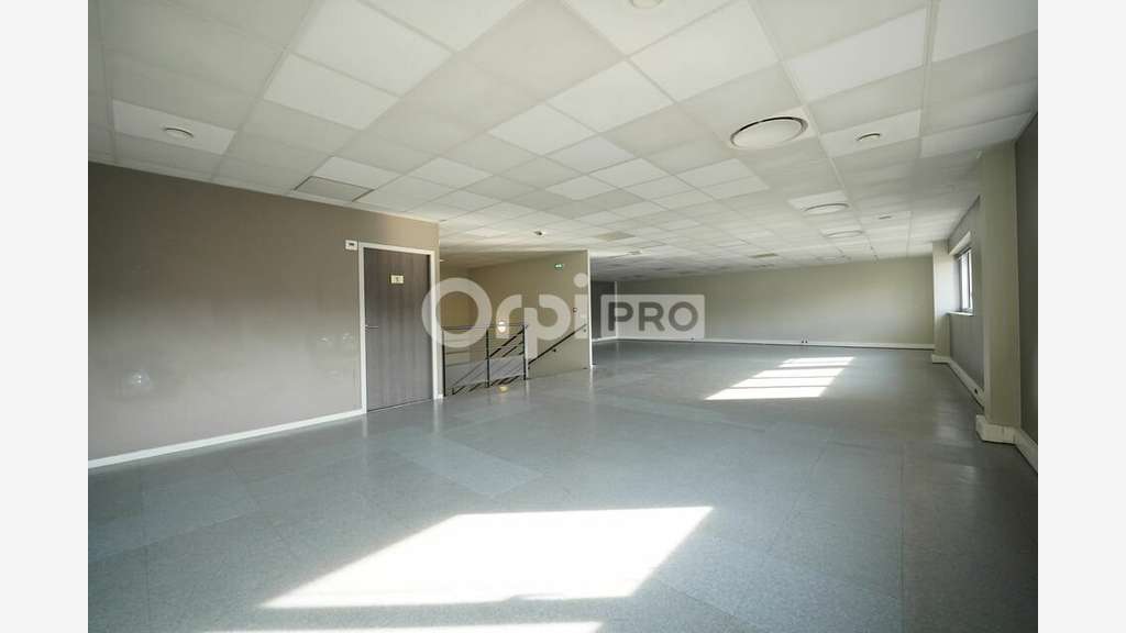 Bureaux à louer de 1 229m² à Saint Priest