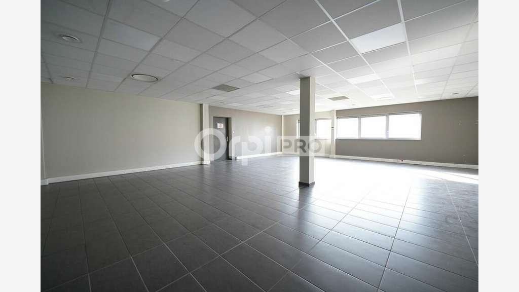 Bureaux à louer de 1 229m² à Saint Priest