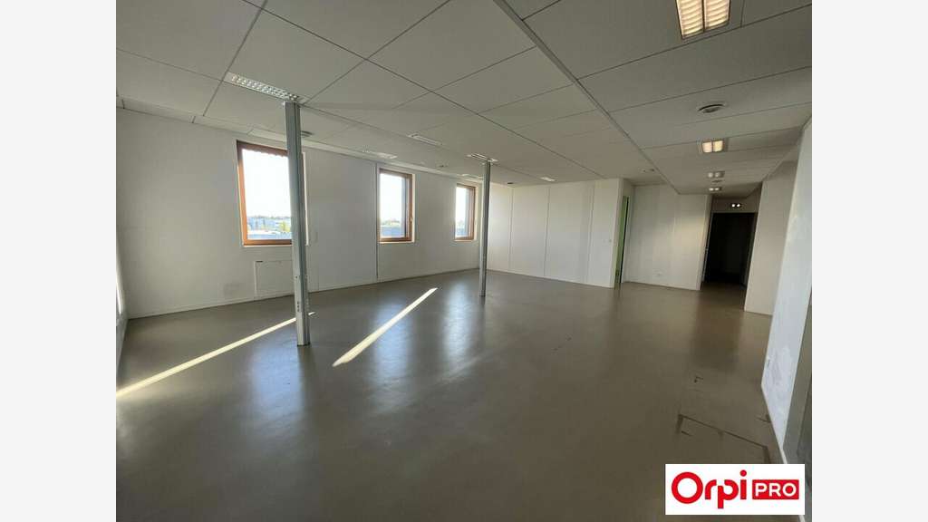 A louer bureaux lumineux 198m² à Saint-Priest