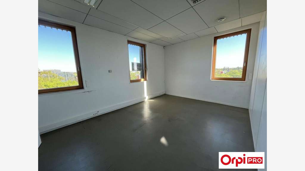 A louer bureaux lumineux 198m² à Saint-Priest