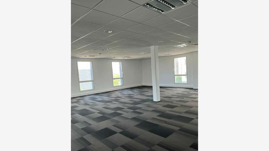 Location bureaux 133m² + parkings Saint-Priest A43