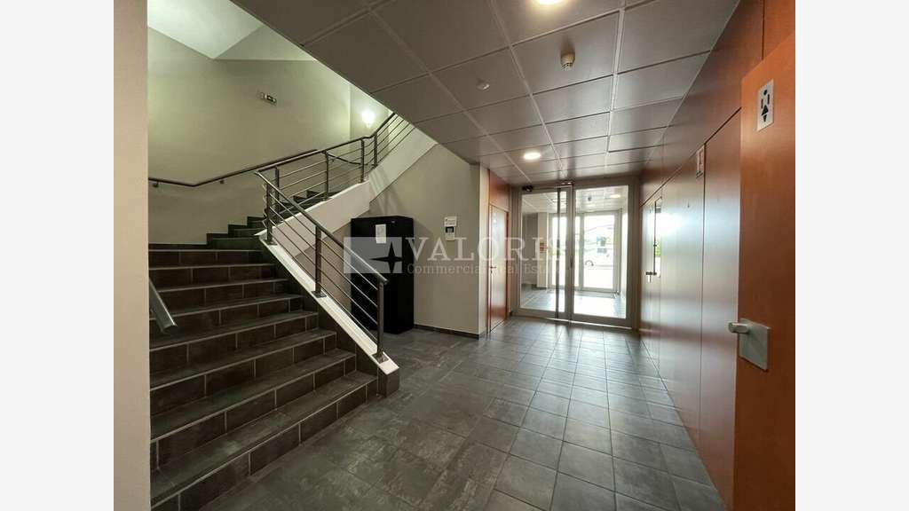 Bureaux 219m² à louer Saint Priest Lake Park