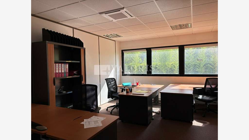 Bureaux 1119m² à louer à Saint-Priest