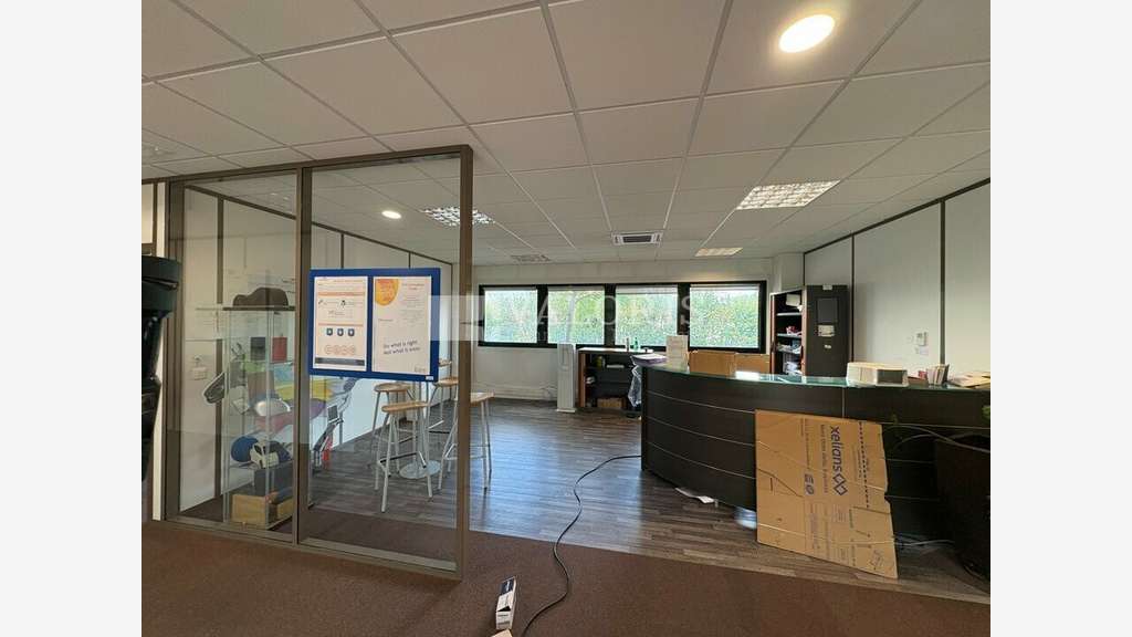 Bureaux 1119m² à louer à Saint-Priest