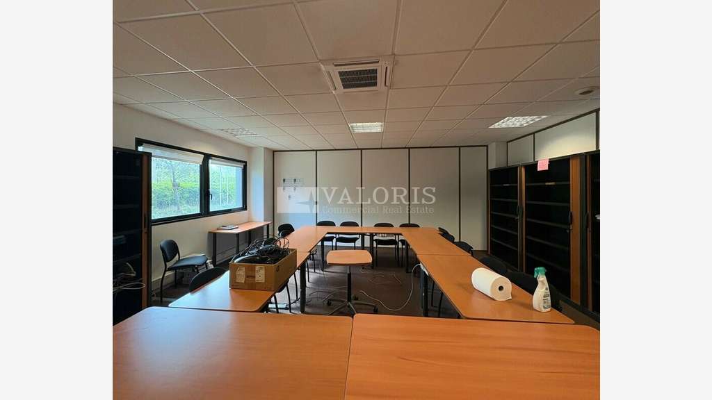 Bureaux 1119m² à louer à Saint-Priest