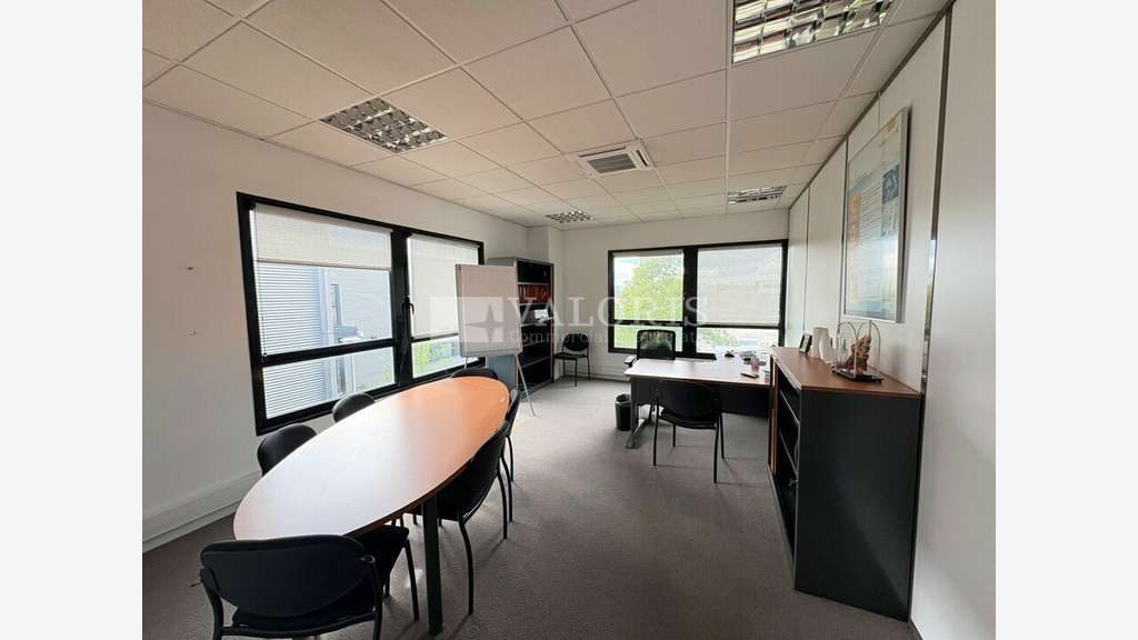 Bureaux 1119m² à louer à Saint-Priest