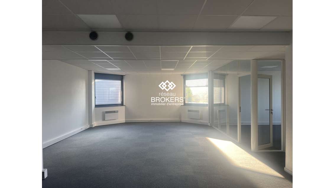 Bureaux 97m² R+1 à louer proche A43