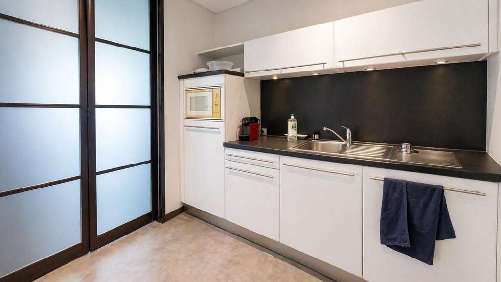 Local pro 13m² zone Epsilon 2 à Saint-Raphaël