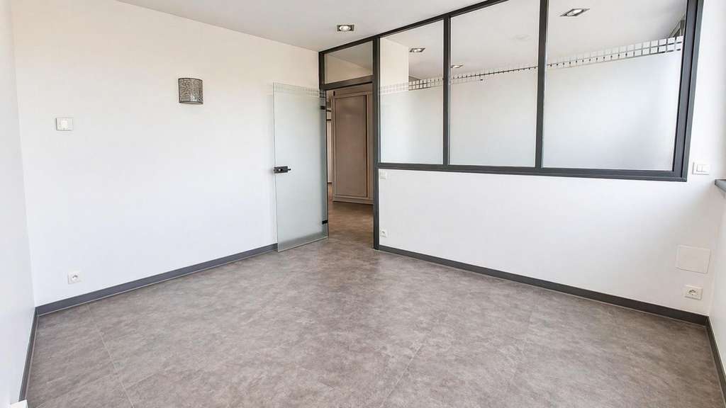 Local pro 13m² zone Epsilon 2 à Saint-Raphaël