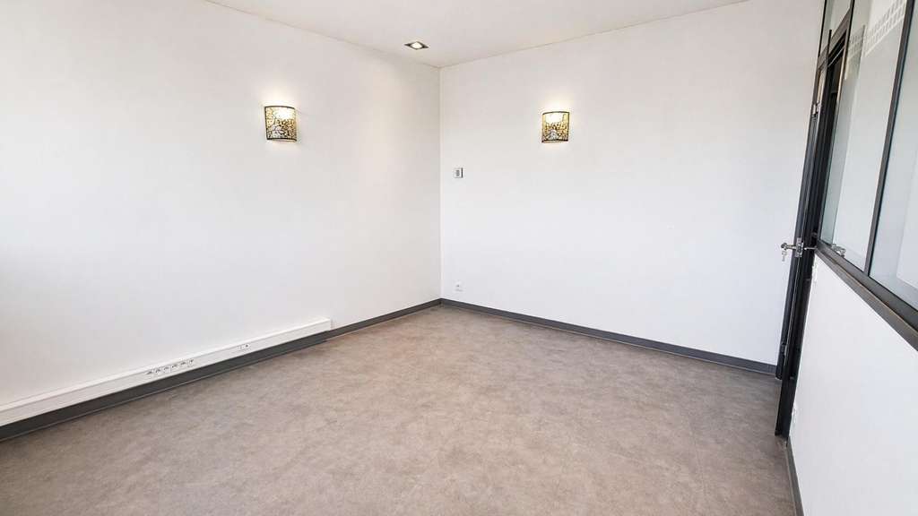 Local pro 13m² zone Epsilon 2 à Saint-Raphaël