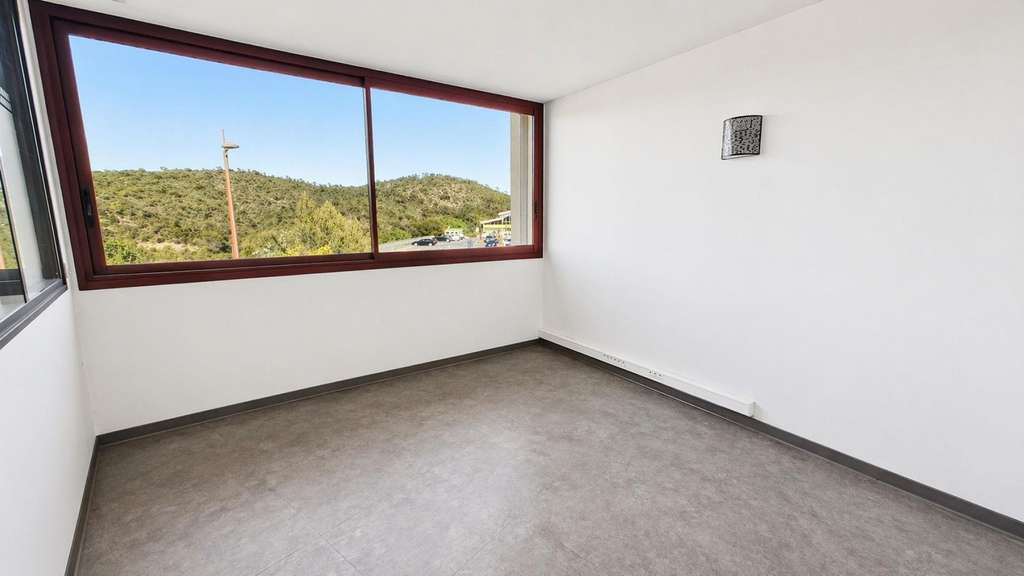 Local pro 13m² zone Epsilon 2 à Saint-Raphaël