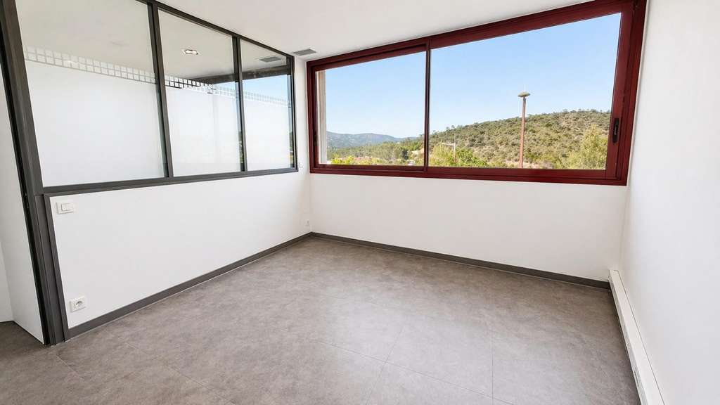 Local pro 13m² zone Epsilon 2 à Saint-Raphaël