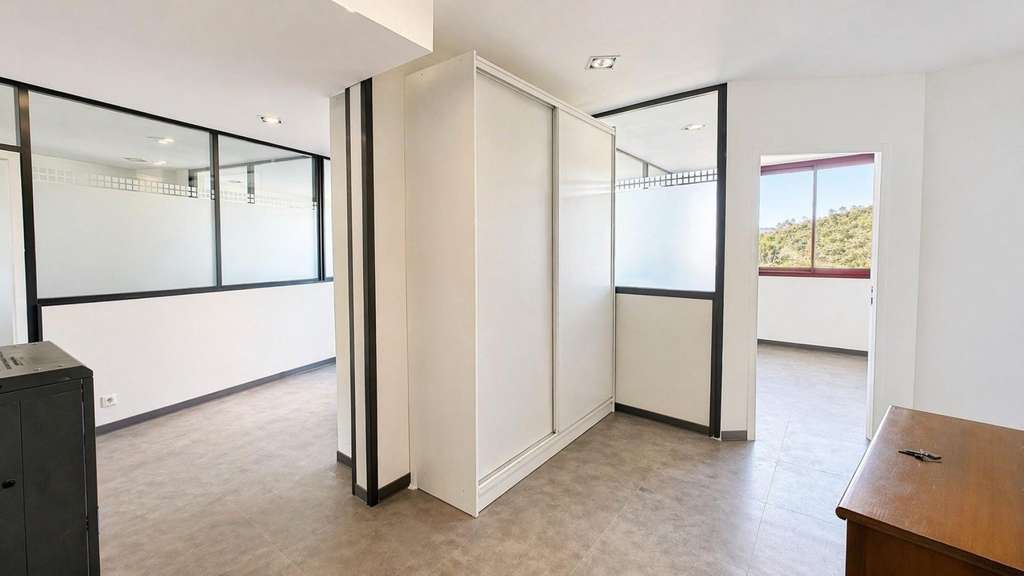 Local pro 13m² zone Epsilon 2 à Saint-Raphaël