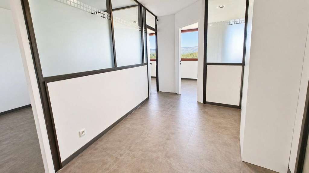 Local pro 13m² zone Epsilon 2 à Saint-Raphaël