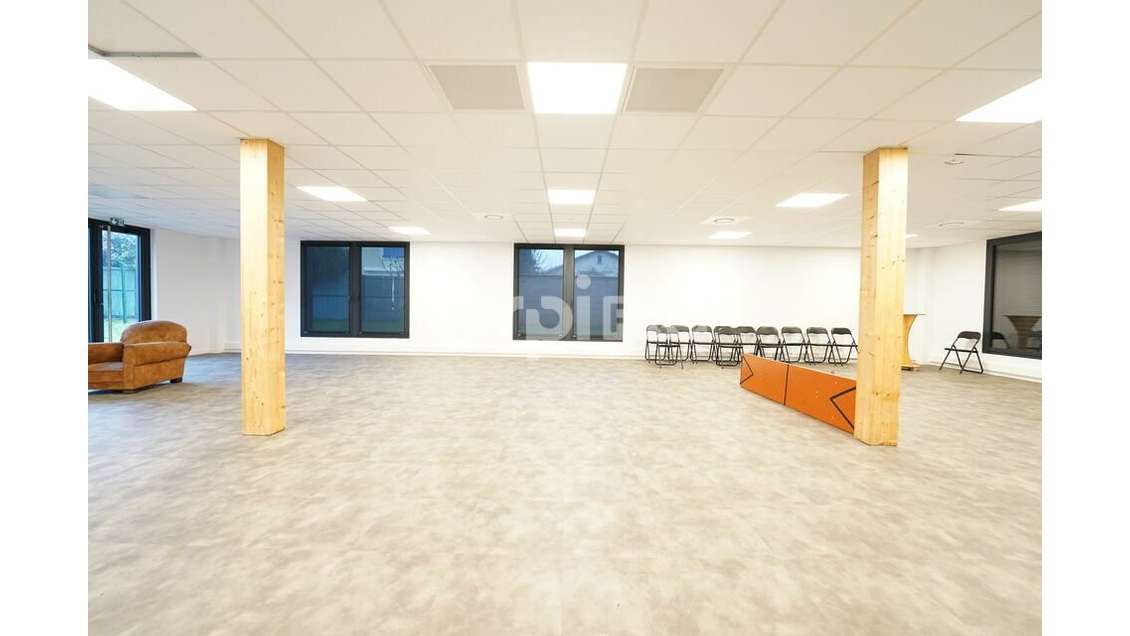 Bureaux de 1076m² à louer à Sainte Foy les Lyon