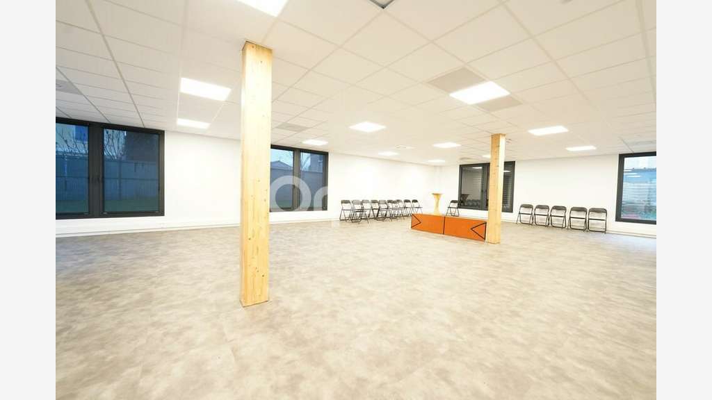 Bureaux de 1076m² à louer à Sainte Foy les Lyon