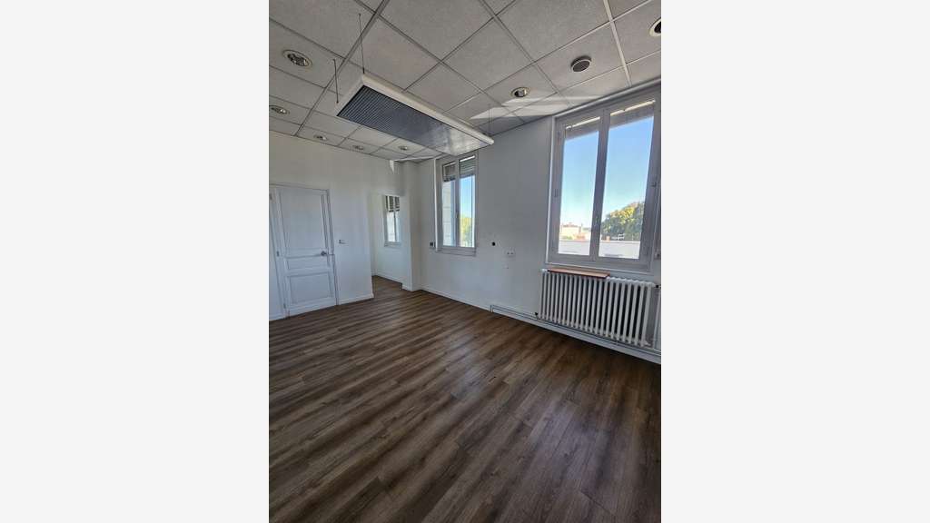 Bureau 65 m² centre de Saintes