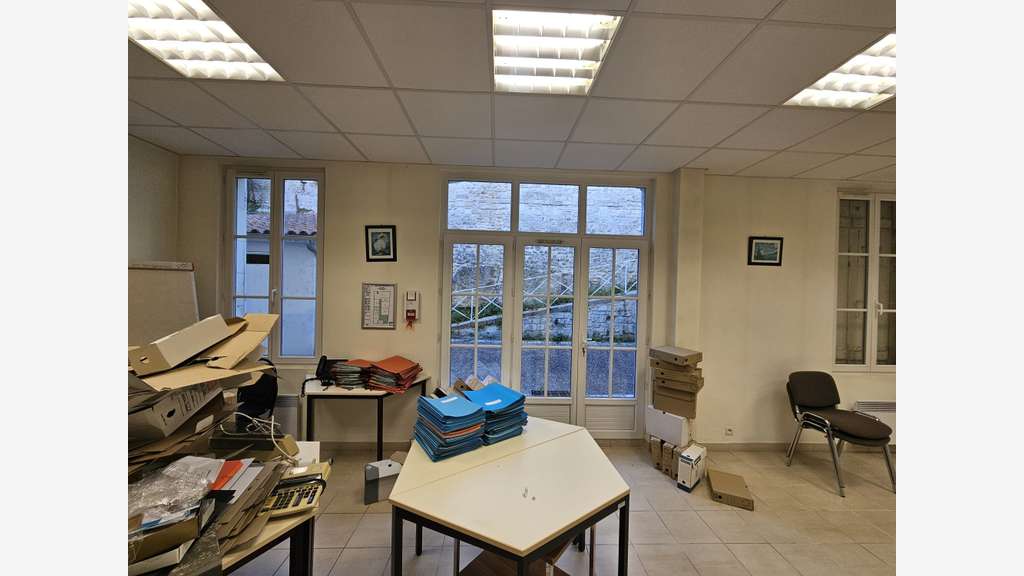 Bureaux vue sur la Charente à Saintes (rive 