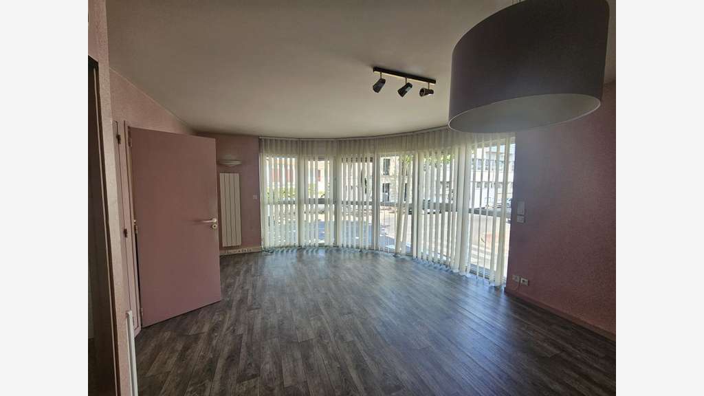 Local Professionnel 37 m², Saintes 17