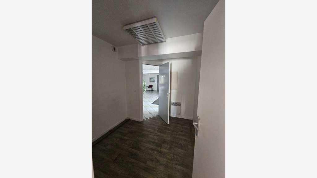Local Professionnel 37 m², Saintes 17