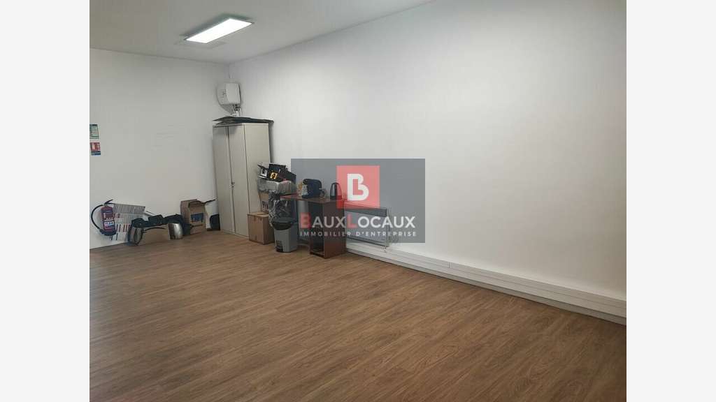 Loue bureaux 141m² en en R+1 centre Salon de Pce