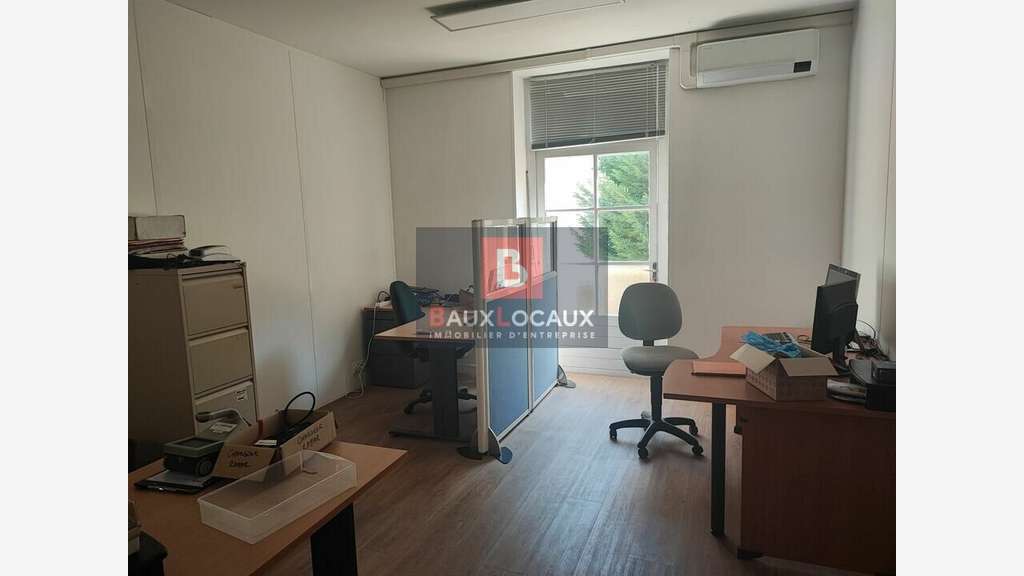 Loue bureaux 141m² en en R+1 centre Salon de Pce