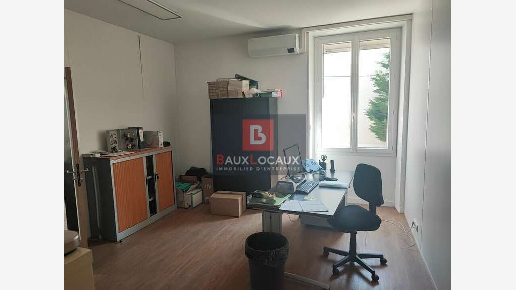 Loue bureaux 141m² en en R+1 centre Salon de Pce