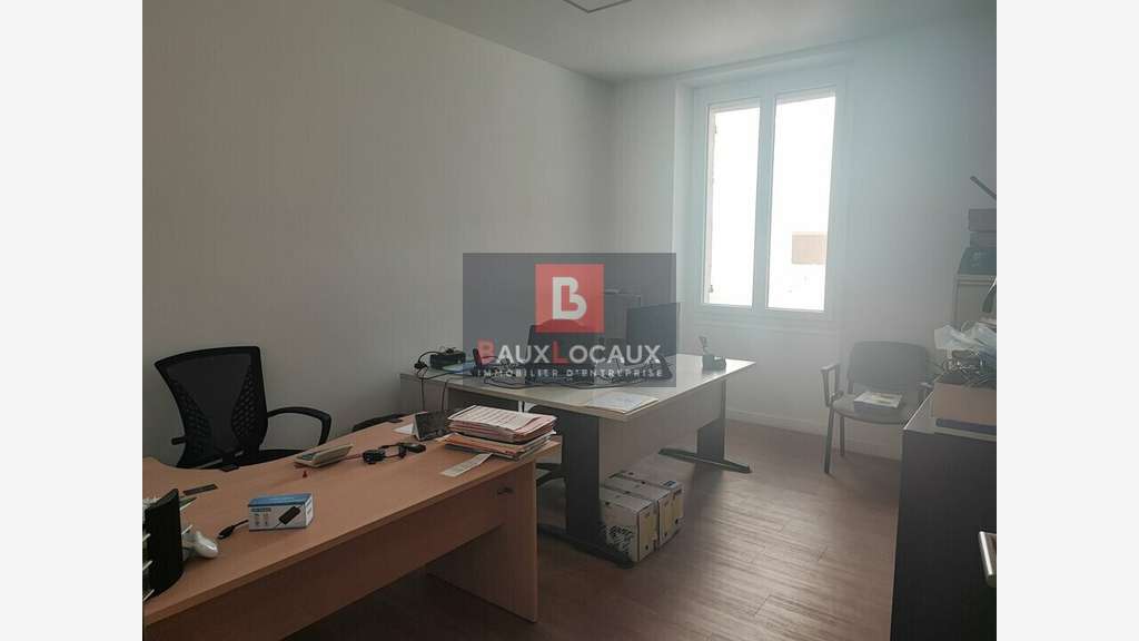 Loue bureaux 141m² en en R+1 centre Salon de Pce